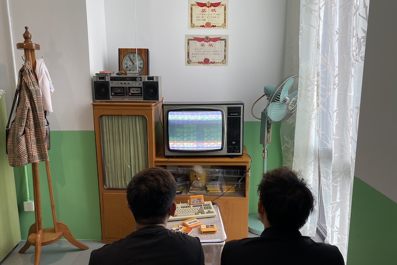 在怀旧风格的体验区，两位玩家在玩红白机时代的经典游戏《魂斗罗》。佟鑫/拍摄